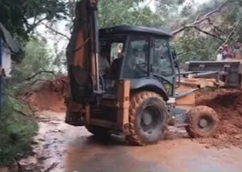 Pembersihan material longsor di jalan Padang-Muaro Labuh