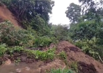 Kondisi longsor yang menimbun jalan Bukittinggi-Batusangkar di Kabupaten Agam