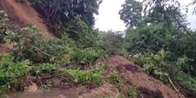 Kondisi longsor yang menimbun jalan Bukittinggi-Batusangkar di Kabupaten Agam