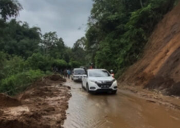 Kondisi Jalan Bukittinggi-Batusangkar setelah longsor di Kelok Manih, Kabupaten Agam