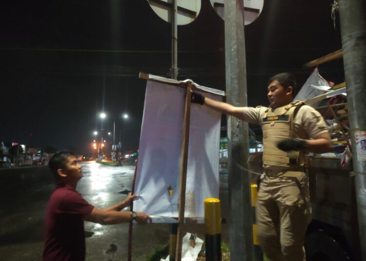 Baliho caleg dibongkar oleh Satpol PP Kota Padang karena melanggar aturan (foto: Humas Satpol PP Kota Padang)