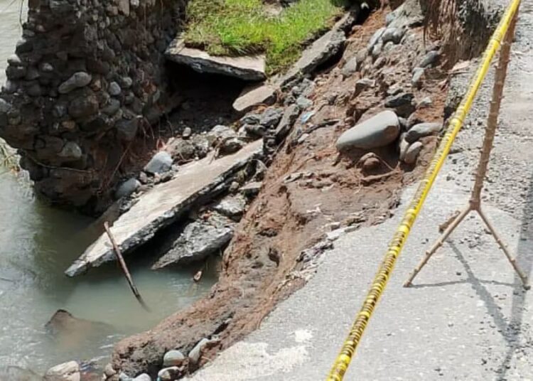 Jalan terban di  Korong Mudiak Aia, Kabupaten Padang Pariaman (foto: Doc. BPBD Padang Pariaman)