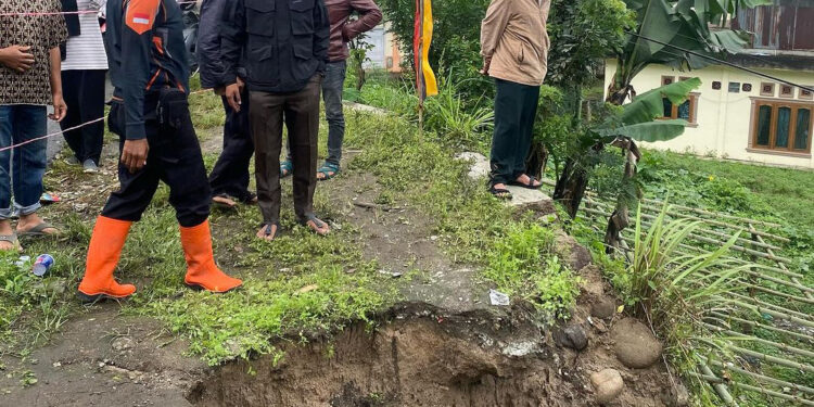 Salah satu infastruktur di Sungai Pua, Agam rusak akibat banjir dan longsor pada Rabu, 3 Januari 2024.