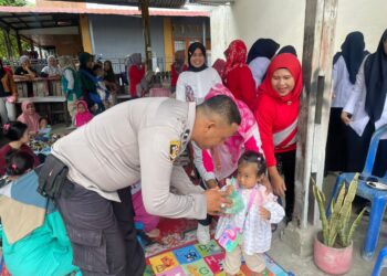 Kegiatan peduli anak stunting yang diadakan oleh Tim Phyton Polsek Lubuk Begalung pada Sabtu, 6 Januari 2024.