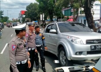 Sejumlah kendaraan ditertibkan Polisi dan Dishub Kota Padang karena parkir sembarangan di sepanjang Jalan Khatib Sulaiman pada Senin, 8 Januari 2024.