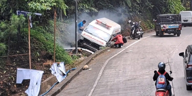 Mobil Ambulance RSUD Sungai Dareh Dharmasraya mengalami kecelakaan di Sitinjau Laut pada Selasa, 9 Januari 2024.