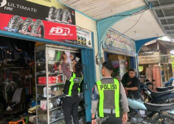 Satlantas Polres Sijunjung melakukan pemasangan imbauan larangan menjual knalpot bising/brong pada Rabu, 10 Januari 2024.