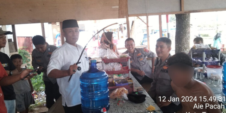 Polisi menangkap pelajar yang terlibat tawuran di Kantor Wali Kota Padang pada Jumat, 12 Januari 2024.