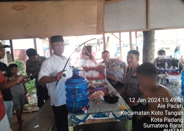 Polisi menangkap pelajar yang terlibat tawuran di Kantor Wali Kota Padang pada Jumat, 12 Januari 2024.