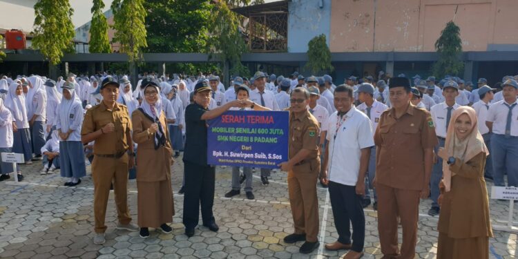 Wakil Ketua DPRD Provinsi Sumbar Suwirpen Suib memberikan motivasi kepada siswa-siswi SMK Negeri 8 Padang