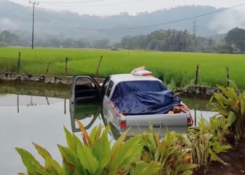 Kecelakaan di Tanah Datar, mobil masuk ke kolam ikan warga pada Selasa. 16 Januari 2024.