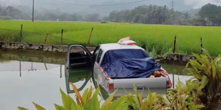 Kecelakaan di Tanah Datar, mobil masuk ke kolam ikan warga pada Selasa. 16 Januari 2024.