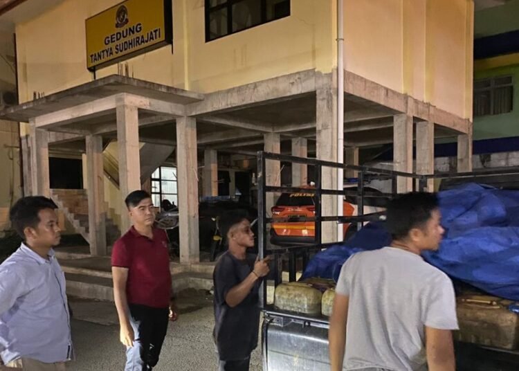 Polres Pesisir Selatan mengamankan pelaku penimbunan BBM.