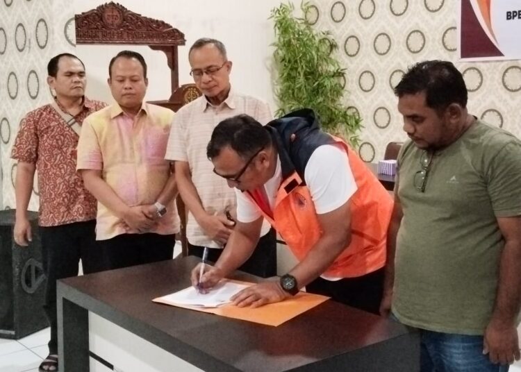 Penandatanganan Kontrak untuk antara BPBD Limapuluh Kota dan CV Patobas Harapan Jaya yang disaksikan oleh Kepala Kejari Slamet Haryanto, Jumat, 19 Januari 2024.