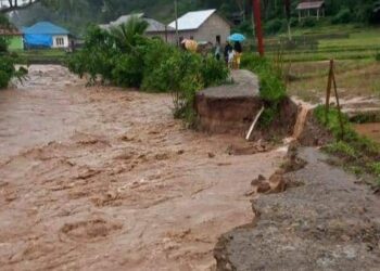 Kondisi jalan teban akibat diterjang banjir di Kampung Batu Bala, Nagari Ganting Mudiak Utara Surantih, Kecamatan Sutera, Kabupaten Pesisir Selatan.