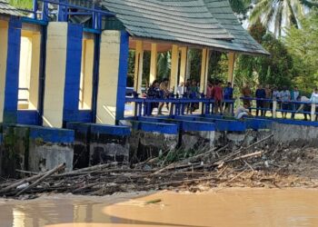 Puluhan rumah terendam banjir akibat Bendungan Talawi Payakumbuh meluap karena sampah yang menyumbat saluran air.