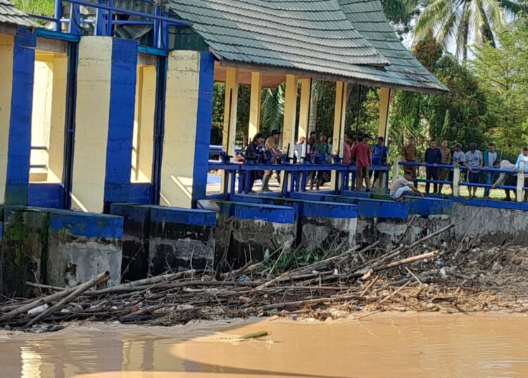 Puluhan rumah terendam banjir akibat Bendungan Talawi Payakumbuh meluap karena sampah yang menyumbat saluran air.