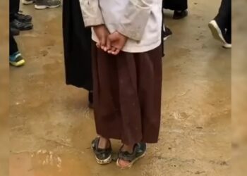 Seorang Siswi SD di Solok pakai sepatu bolong ke sekolah (Tangkap layar akun TikTok @mus.global.jaya)