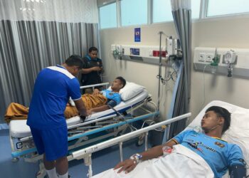 Pemain Persikopa Pariaman dirawat setelah dikeyorok pemain Persmi Mimika pada Piala Soeratin U-17.