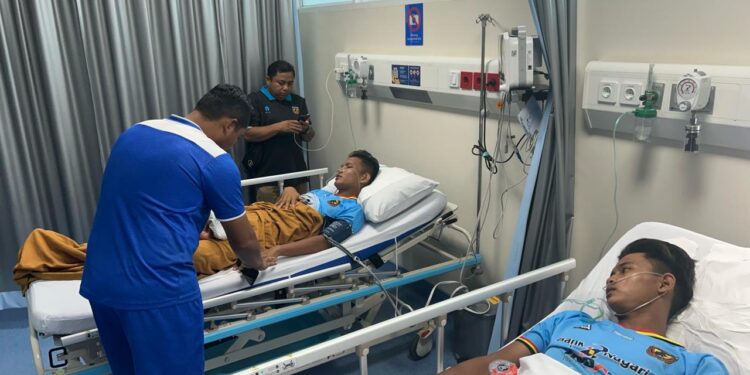 Pemain Persikopa Pariaman dirawat setelah dikeyorok pemain Persmi Mimika pada Piala Soeratin U-17.