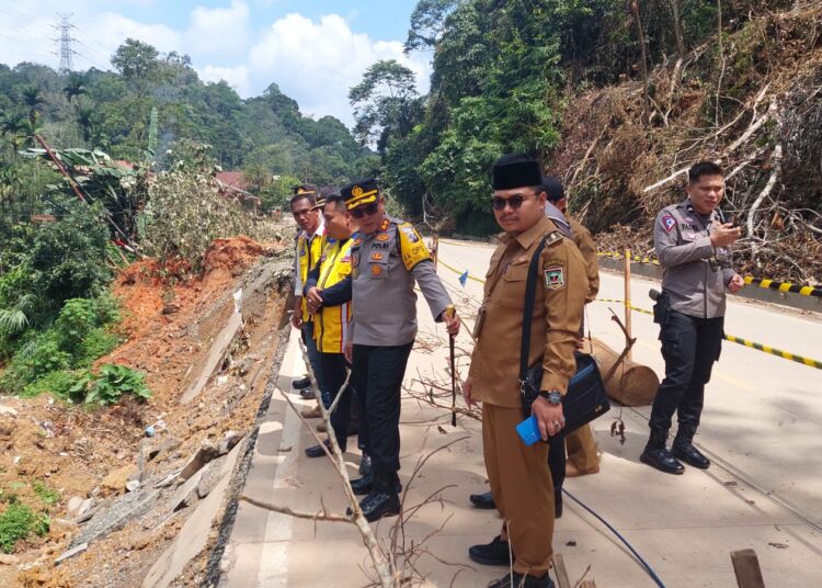 Kapolres Sijunjung Tinjau lokasi longsor di Jalan Lintas Sumatera Tanjung Gadang pada Senin. 29 Januari 2024.