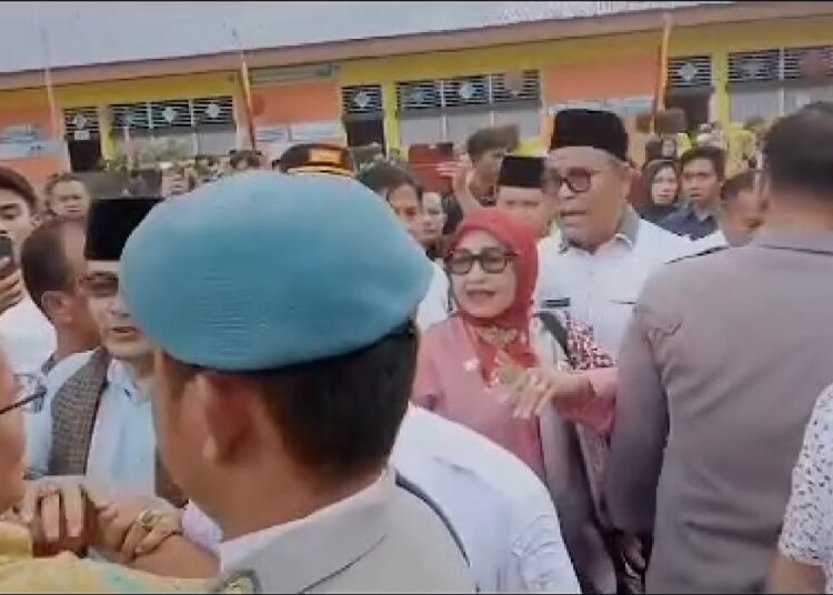 Bupati Solok Epyardi Asda cekcok dengan salah seorang caleg DPRD Sumbar.