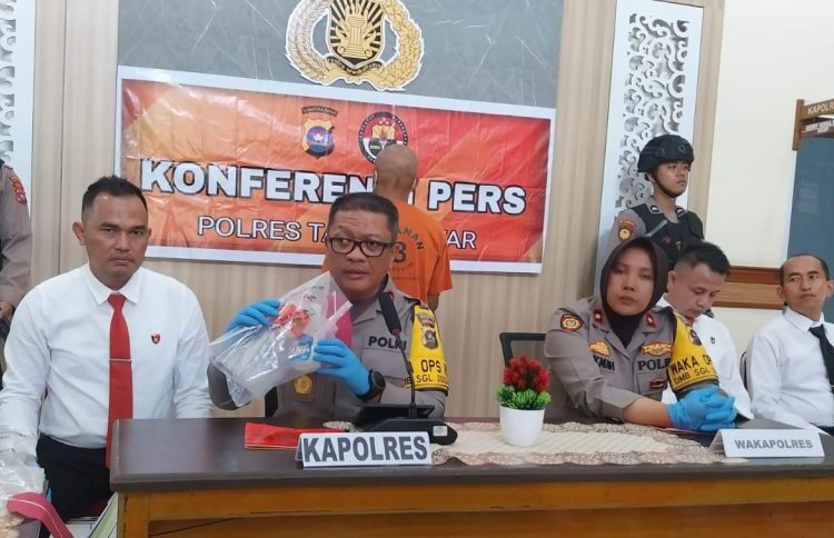 Pelaku dan barang bukti dihadirkan saat konferensi pers di Mapolres Tanah Datar, Senin (8/1).