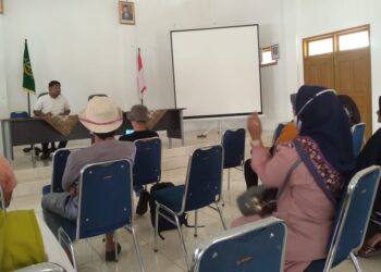 Aliansi Mayarakat Sipil Solok Selatan melakukan audiensi bersama Kasi Intelijen Kejari Solsel, A. Sahputra, Rabu (3/1/2024).