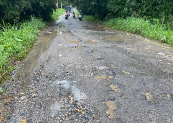 Jalan Payakumbuh-Batusangkar rusak parah