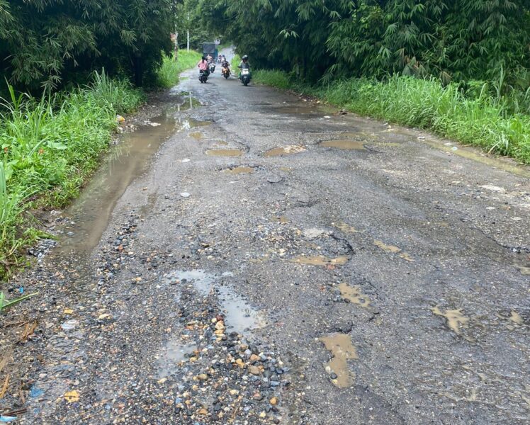 Warga Keluhkan Jalan Provinsi Penghubung Payakumbuh Batusangkar Rusak Parah Dan Berpotensi