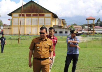 Penjabat (Pj) Wali Kota Padang Panjang, Sonny Budaya Putra meninjau progres perawatan Gelanggang Olahraga (Gelora) Chatib Soelaiman (Foto: Diskominfo)