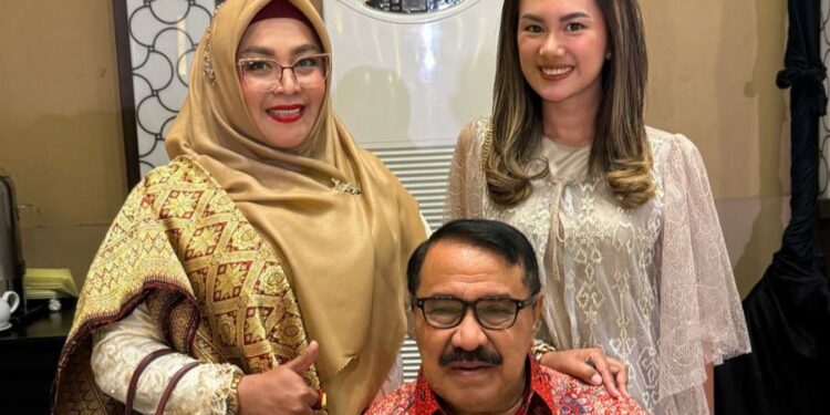 Hj. Yusneti Yossie Ismail Wahid, Alicia Bersama Mak Ciak H. Sagi Azwar Wahid.