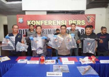 Pelaku dan barang bukti dihadirkan saat pers rilis di Mapolda Riau, Sabtu (27/1).