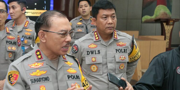 Kapolda Sumbar Irjen Pol Suharyono dan Kabid Humas Polda Sumbar Kombes Pol Dwi Sulistyawan,