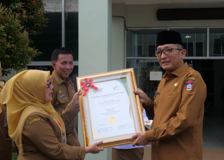 Wali Kota Padang serahkan sertifikat akredetasi RSUD Rasidin Padang
