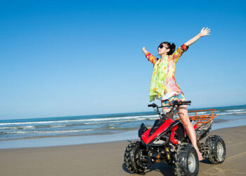 Ilustrasi main ATV di pantai (Foto: iStock/baona)