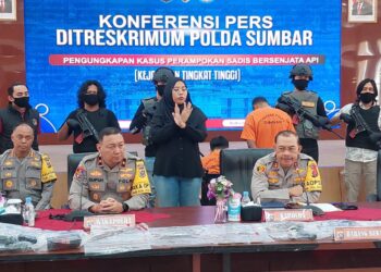 Polda Sumbar gelar jumpa pers pengungkapan perampokan senjata api, Selasa (30/1/2024)