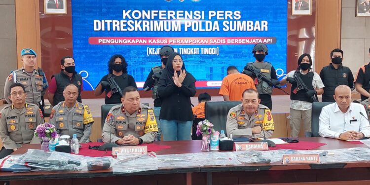 Polda Sumbar gelar jumpa pers pengungkapan perampokan senjata api, Selasa (30/1/2024)