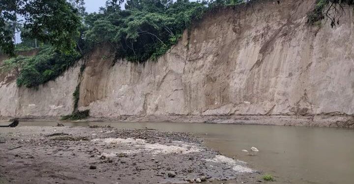 Abrasi sungai batang mangoi di Padang Pariaman (Foto: BPBD Padang Pariaman)