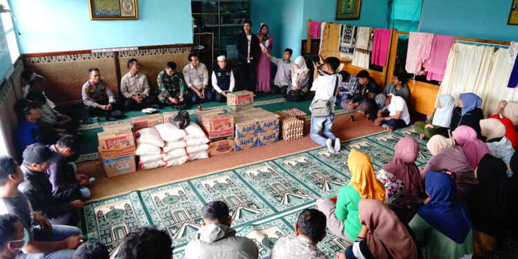 Pengungsi Gunung Marapi di Tanah Datar saat menerima bantuan dari pemda pada Jumat, 13 Januari 2024.