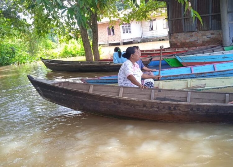 Banjir merendam pemukiman warga dua bulan lamanya di Kecamatan Danau Sipin, Kota Jambi (foto: Jambi Berita)