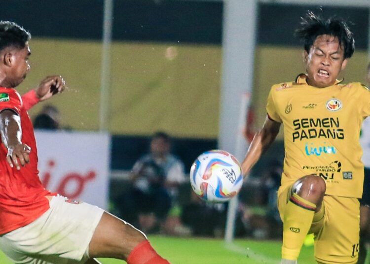 Pemain Semen Padang FC dan Malut United FC berebut bola di semifinal Leg 1 Liga 2, Minggu (25/2). ist