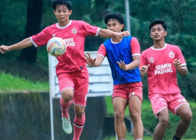 Punggawa Semen Padang FC menjalani latihan. Foto: IG Semen Padang