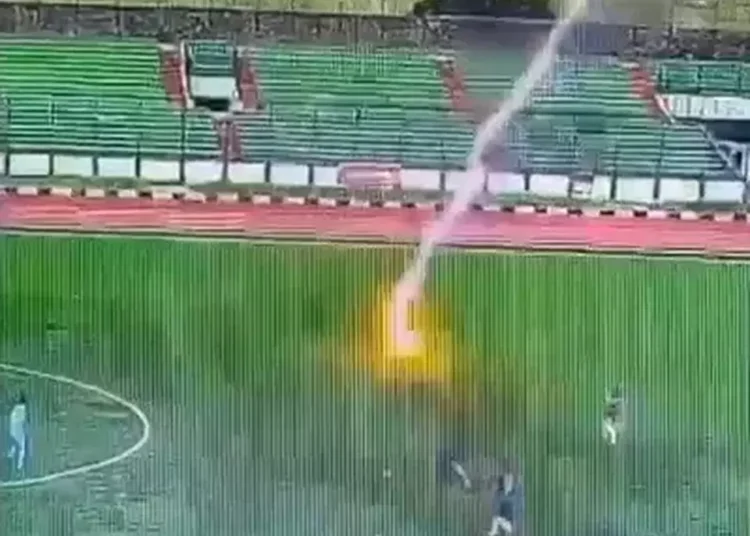 Pemain sepak bola tewas tersambar petir (foto: tangkap layar vidio)
