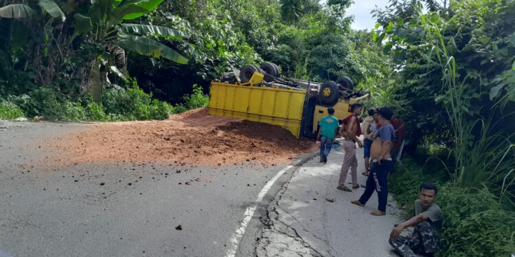 Truk rebah kuda di Padang