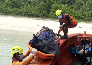 Basarnas Mentawai mengevakuasi jasad nelayan yang jatuh ke laut, Rabu (7/2).