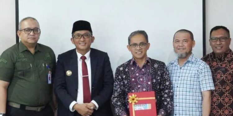 Wali Kota Padang Hendri Septa menyerahkan LKPD TA 2023 ke BPK RI Perwakilan Sumbar.