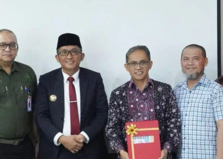 Wali Kota Padang Hendri Septa menyerahkan LKPD TA 2023 ke BPK RI Perwakilan Sumbar.