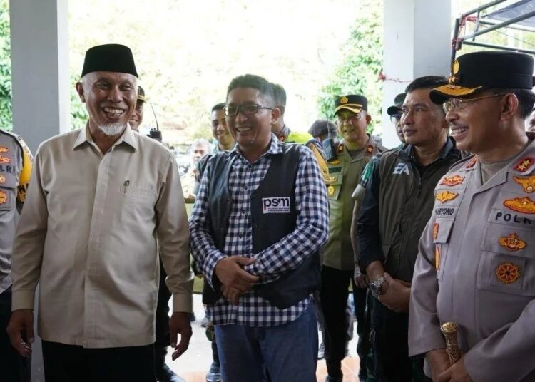 Wali Kota Padang bersama Gubernur Sumbar meninjau sejumlah TPS di Kota Padang pada Selasa, 13 Februari 2024 (foto: dok. Humas Pemko Padang)