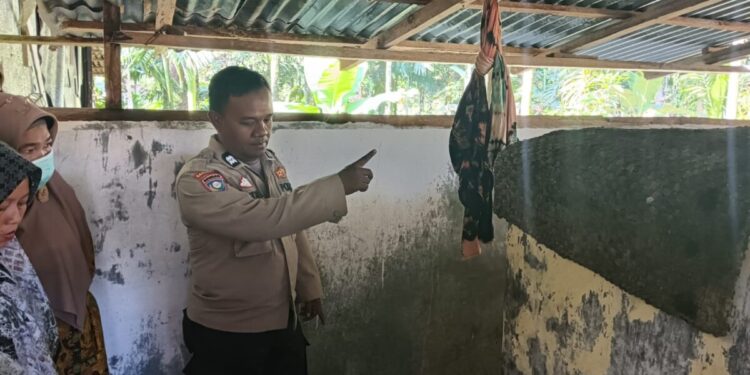 Polisi mendatangi lokasi tempat korban ditemukan tergantung.